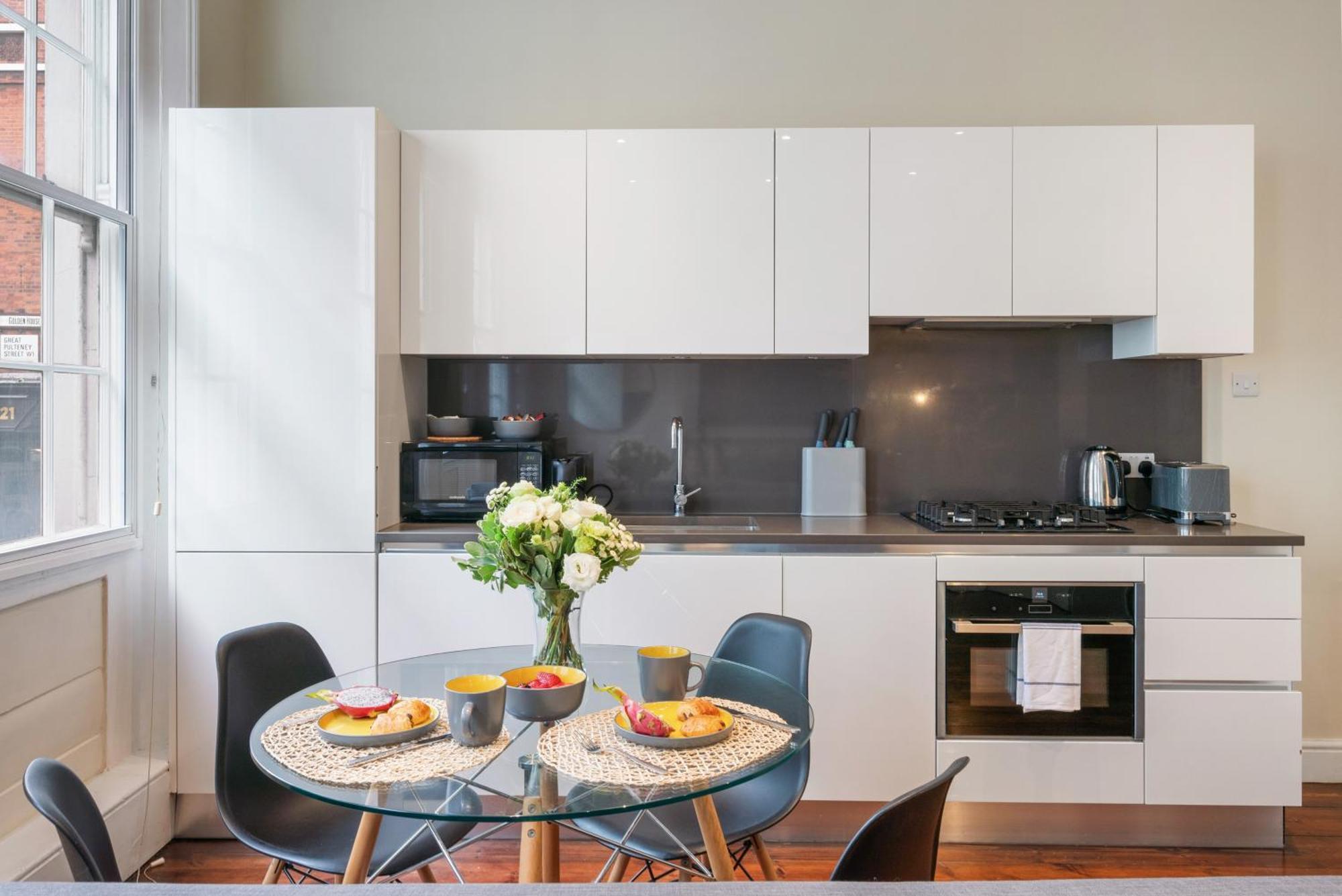 Superb One Bedroom Apartment In Soho Лондон Экстерьер фото